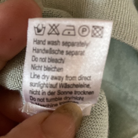 Silk & Cashmere Aqua Round Neck Top.  Size Medium/Large. - Picture 4 of 5